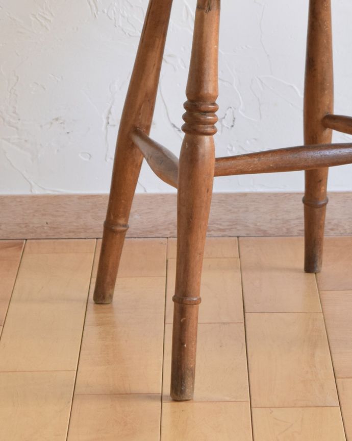 ダイニングチェア アンティーク チェア お洒落な背もたれのアクセントが素敵、英国アンティークのキッチンチェア。メンテナンスをしっかりしているので大柄な男性でも安心してお掛けください。(k-1247-c)
