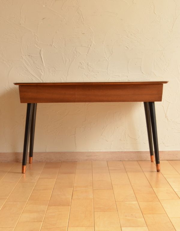 アンティークのテーブル　アンティーク家具　カッコイイ北欧インテリア、ヴィンテージコーヒーテーブル（カトラリーテーブル）。脚のデザインがスタイリッシュでかっこいい！人気の北欧インテリアやシンプルモダンのお部屋にもピッタリですよ。(k-1247-f)