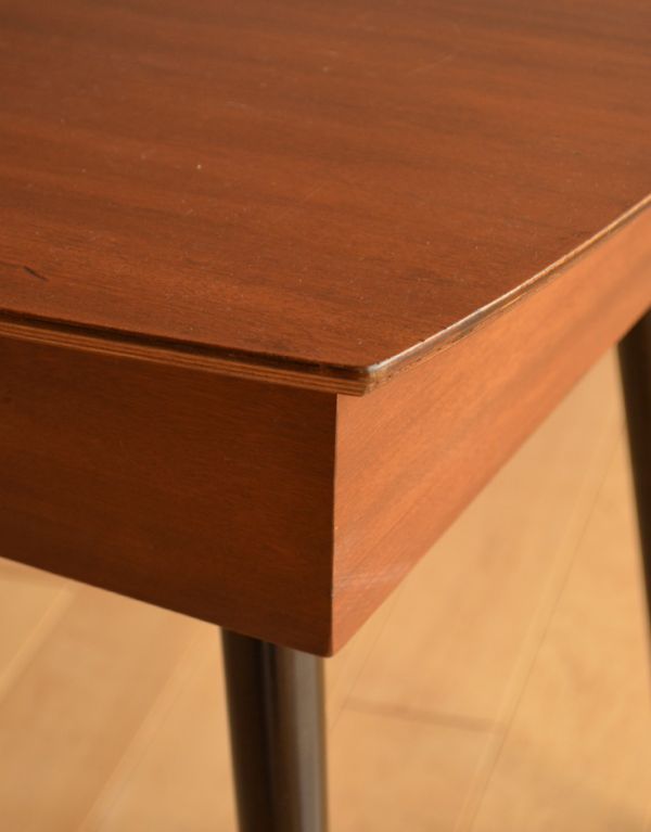 アンティークのテーブル　アンティーク家具　カッコイイ北欧インテリア、ヴィンテージコーヒーテーブル（カトラリーテーブル）。きちんとメンテナンスしていますので、届いたその日からお使いいただけます。(k-1247-f)