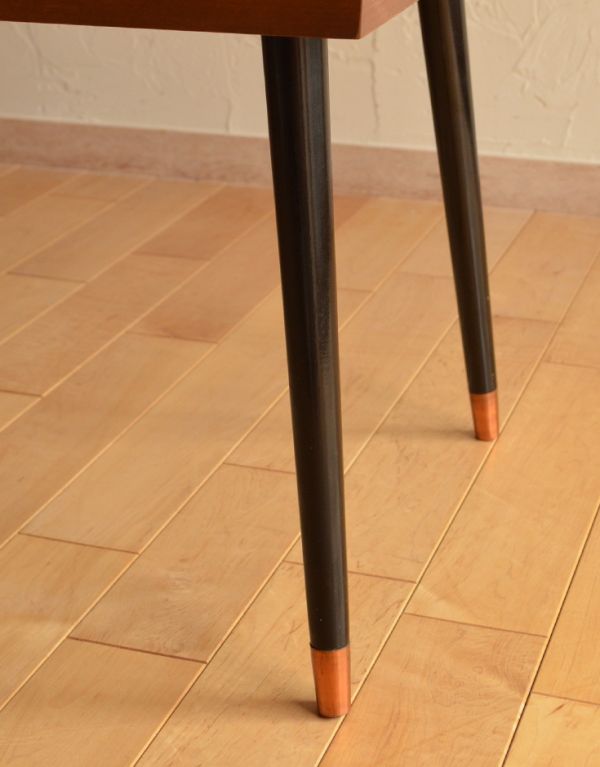 アンティークのテーブル　アンティーク家具　カッコイイ北欧インテリア、ヴィンテージコーヒーテーブル（カトラリーテーブル）。脚はすらっとシンプルなデザインです。(k-1247-f)