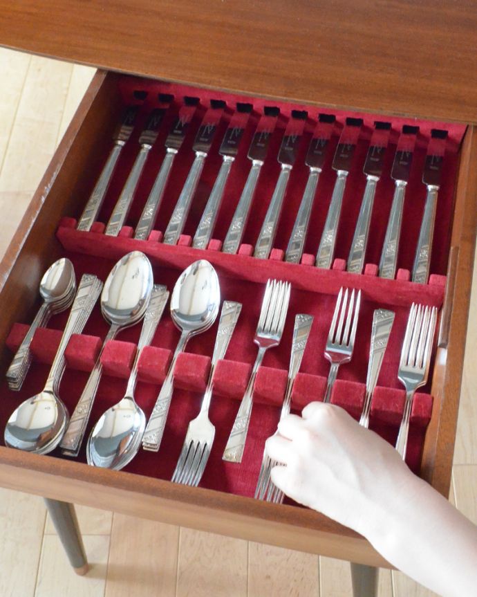 アンティークのテーブル　アンティーク家具　カッコイイ北欧インテリア、ヴィンテージコーヒーテーブル（カトラリーテーブル）。天板の中にはカトラリーがセットできる様になっています。(k-1247-f)