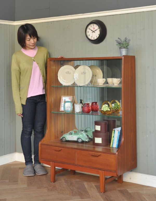 アンティークのキャビネット　アンティーク家具　シンプルなヴィンテージ家具、チーク材のディスプレイキャビネット（ショーケース）。リビングの電話台にもオススメです。(k-1248-f)