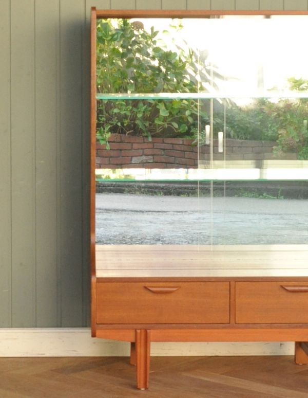 アンティークのキャビネット　アンティーク家具　シンプルなヴィンテージ家具、チーク材のディスプレイキャビネット（ショーケース）。北欧家具のお部屋にピッタリ！男女ともに人気のシンプルでスタイリッシュなインテリアです。(k-1248-f)