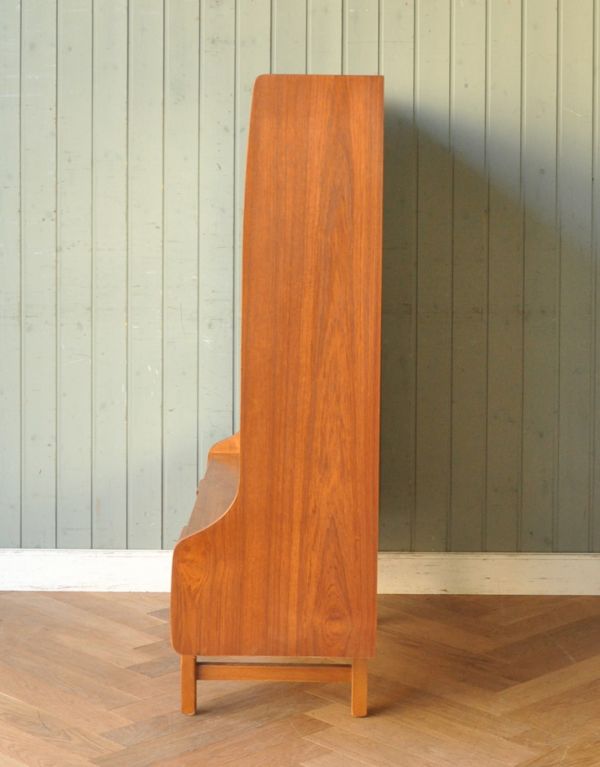 アンティークのキャビネット　アンティーク家具　シンプルなヴィンテージ家具、チーク材のディスプレイキャビネット（ショーケース）。サイドから見てもキレイな状態です。(k-1248-f)