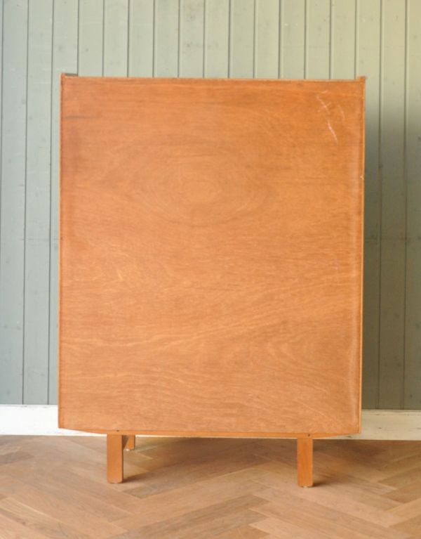 アンティークのキャビネット　アンティーク家具　シンプルなヴィンテージ家具、チーク材のディスプレイキャビネット（ショーケース）。きちんとメンテナンスしてあるので、裏側もキレイです。(k-1248-f)