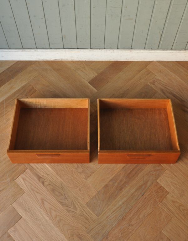 アンティークのキャビネット　アンティーク家具　シンプルなヴィンテージ家具、チーク材のディスプレイキャビネット（ショーケース）。引き出しは2杯。(k-1248-f)