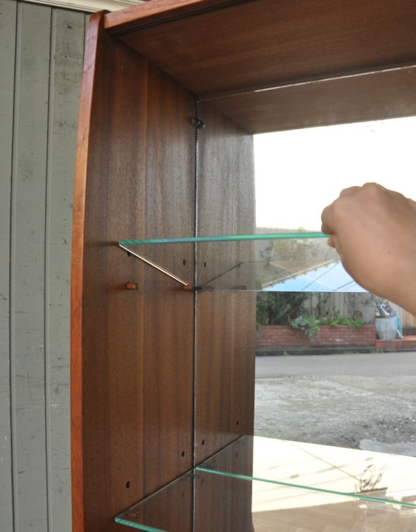 アンティークのキャビネット　アンティーク家具　シンプルなヴィンテージ家具、チーク材のディスプレイキャビネット（ショーケース）。棚板は可動です。(k-1248-f)