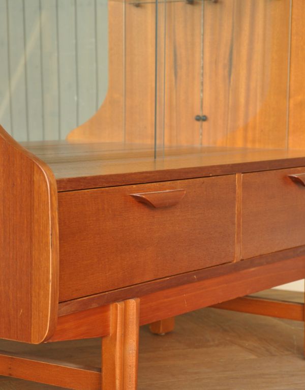 アンティークのキャビネット　アンティーク家具　シンプルなヴィンテージ家具、チーク材のディスプレイキャビネット（ショーケース）。スマートで握りやすいハンドルタイプの取っ手です。(k-1248-f)