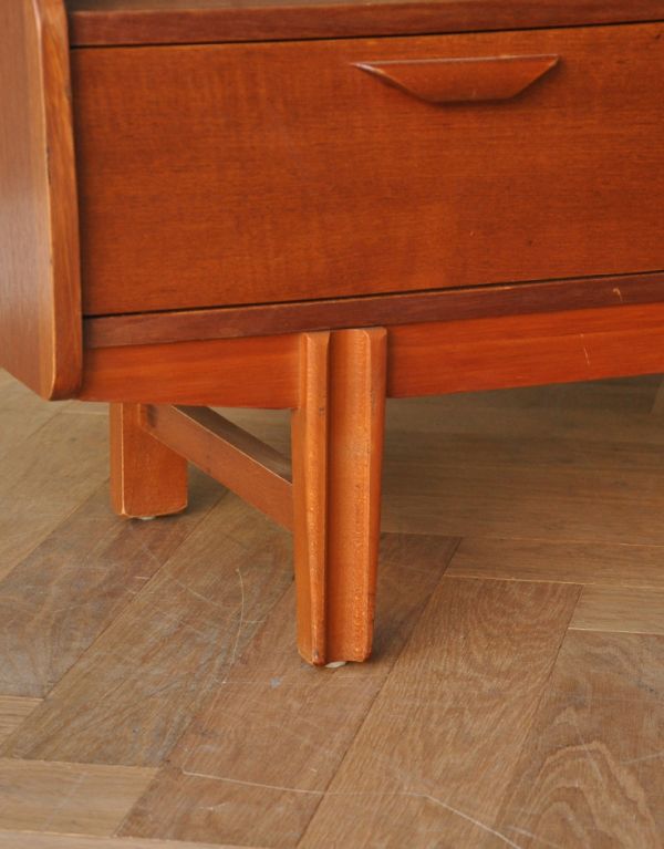 アンティークのキャビネット　アンティーク家具　シンプルなヴィンテージ家具、チーク材のディスプレイキャビネット（ショーケース）。安定感のある脚がしっかり支えます。(k-1248-f)