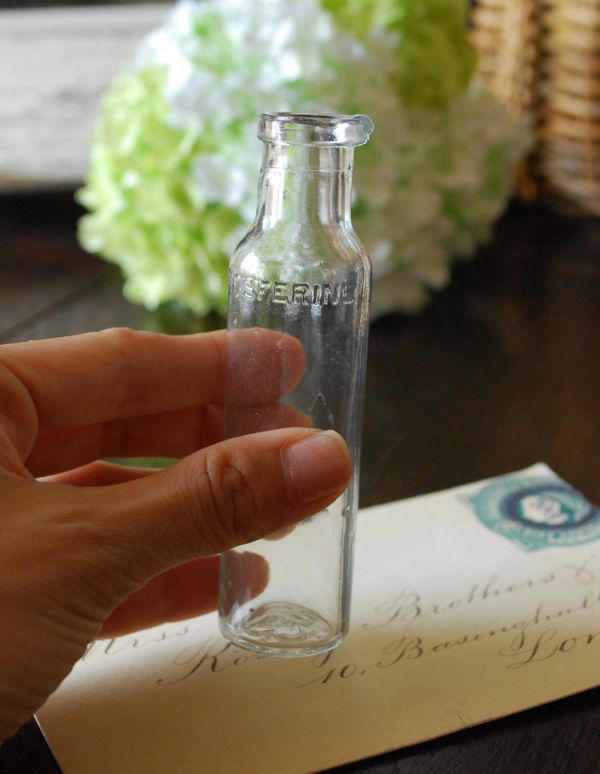 アンティーク雑貨 スリムなクリアカラーのアンティークガラスボトル。アンティークのため、多少の欠け・傷がある場合がありますが、使用上問題はありませんので、ご了承下さい。(k-1248-z)