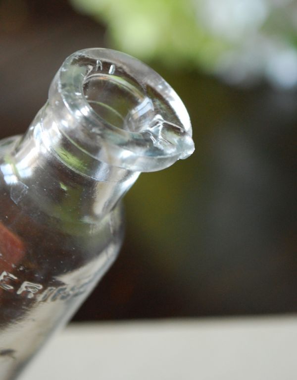 アンティーク雑貨 スリムなクリアカラーのアンティークガラスボトル。ミルクや薬品、調味料など様々な用途で使われてきたアンティークボトルたちです。(k-1248-z)