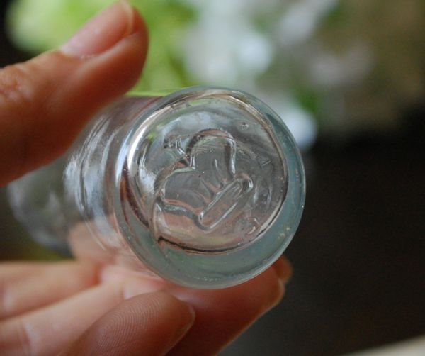 アンティーク雑貨 スリムなクリアカラーのアンティークガラスボトル。底はこんな感じです。(k-1248-z)