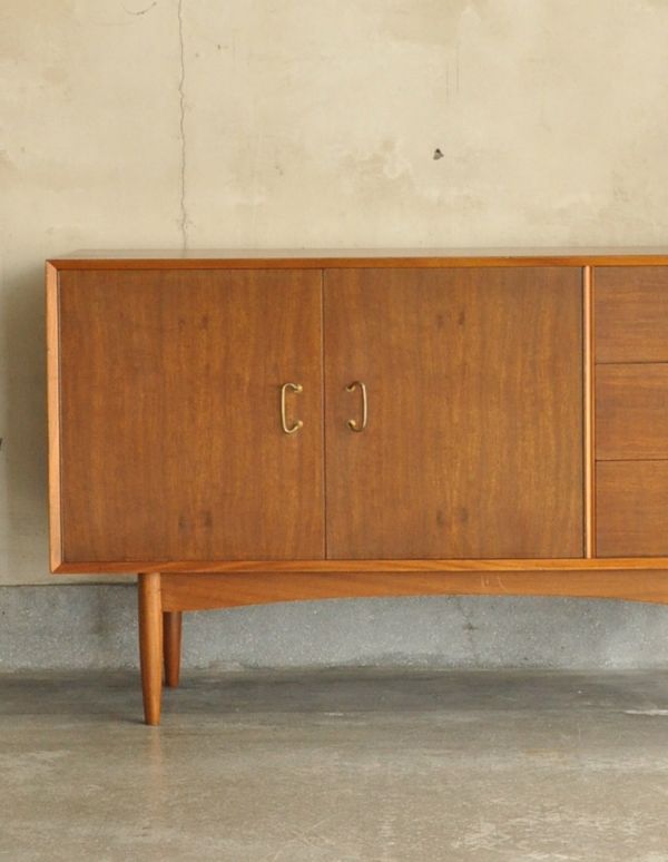 アンティークのキャビネット　アンティーク家具　シンプルなビンテージ家具、小さなサイズのサイドボード（テレビ台）。リビングで電話などの置き場所として使っても最適です。(k-1249-f)