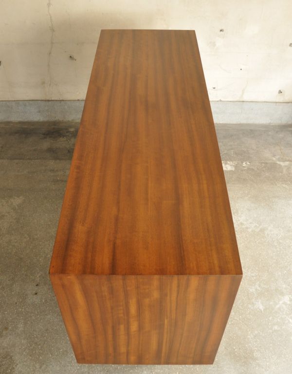 アンティークのキャビネット　アンティーク家具　シンプルなビンテージ家具、小さなサイズのサイドボード（テレビ台）。天板もキレイに塗装を仕上げました。(k-1249-f)