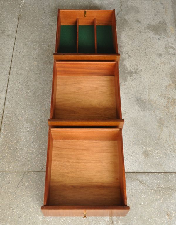 アンティークのキャビネット　アンティーク家具　シンプルなビンテージ家具、小さなサイズのサイドボード（テレビ台）。引き出しがあるので細かいものもしまえます。(k-1249-f)