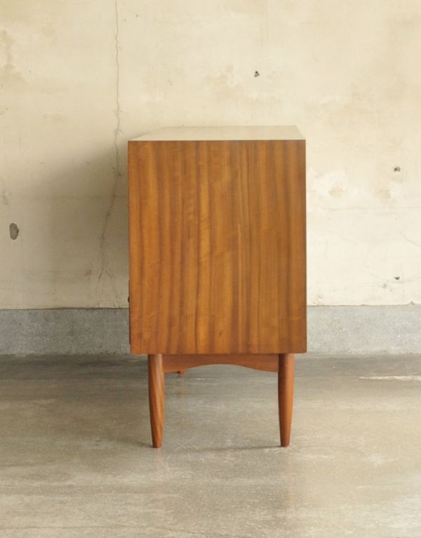 アンティークのキャビネット　アンティーク家具　シンプルなビンテージ家具、小さなサイズのサイドボード（テレビ台）。サイドから見てもキレイな状態です。(k-1249-f)