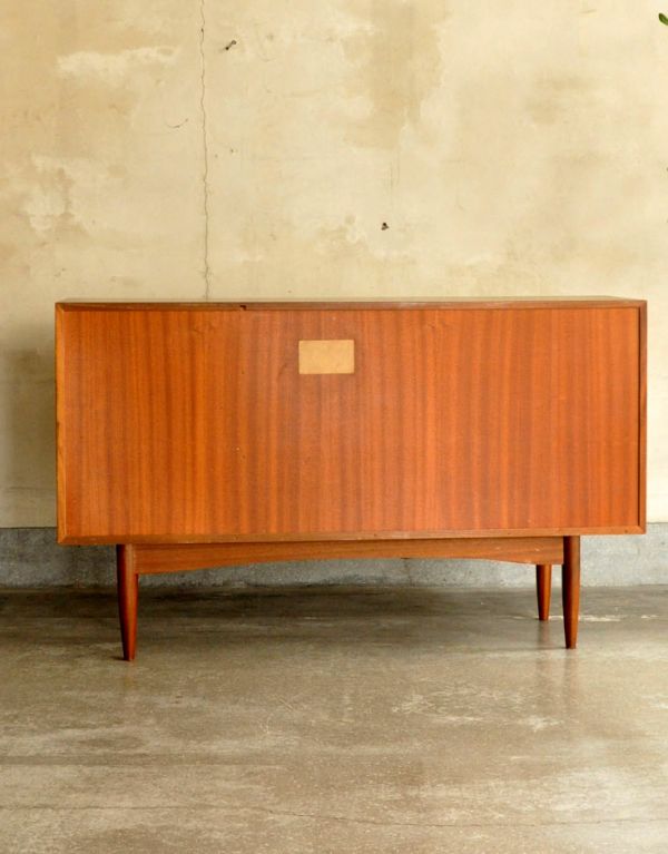 アンティークのキャビネット　アンティーク家具　シンプルなビンテージ家具、小さなサイズのサイドボード（テレビ台）。キチンとメンテナンスしてあるので、裏側もキレイです。(k-1249-f)