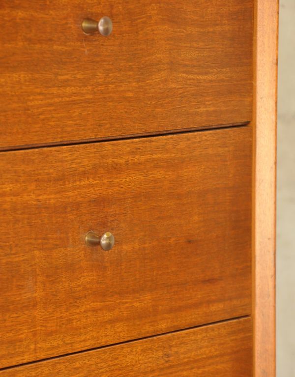 アンティークのキャビネット　アンティーク家具　シンプルなビンテージ家具、小さなサイズのサイドボード（テレビ台）。シンプルでカッコいい取っ手。(k-1249-f)