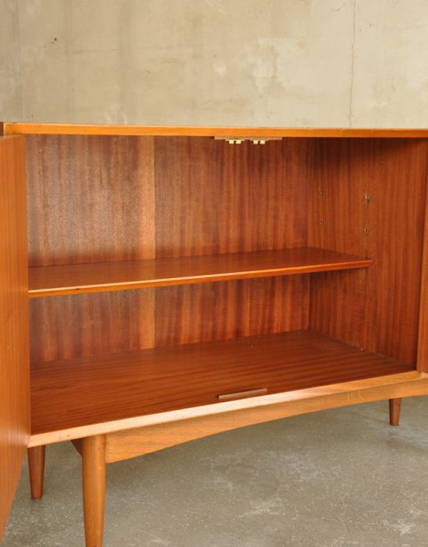 アンティークのキャビネット　アンティーク家具　シンプルなビンテージ家具、小さなサイズのサイドボード（テレビ台）。しっかりメンテナンスをしてありますので、中はキレイな状態です。(k-1249-f)