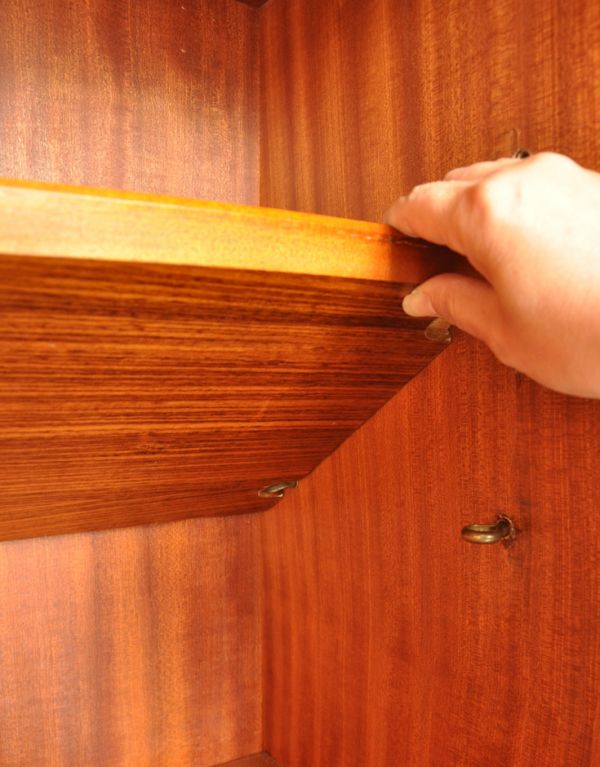 アンティークのキャビネット　アンティーク家具　シンプルなビンテージ家具、小さなサイズのサイドボード（テレビ台）。棚板は可動です。(k-1249-f)