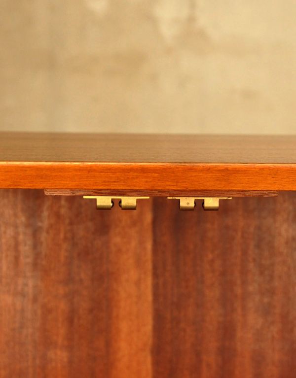 アンティークのキャビネット　アンティーク家具　シンプルなビンテージ家具、小さなサイズのサイドボード（テレビ台）。扉にはマグネットが付いているので、開け閉めがスムーズです。(k-1249-f)