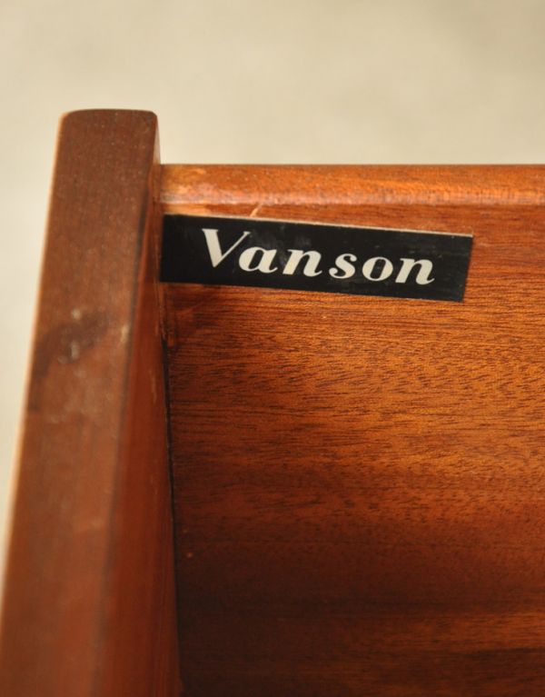 アンティークのキャビネット　アンティーク家具　シンプルなビンテージ家具、小さなサイズのサイドボード（テレビ台）。「Vanson」のステッカーが付いていました。(k-1249-f)