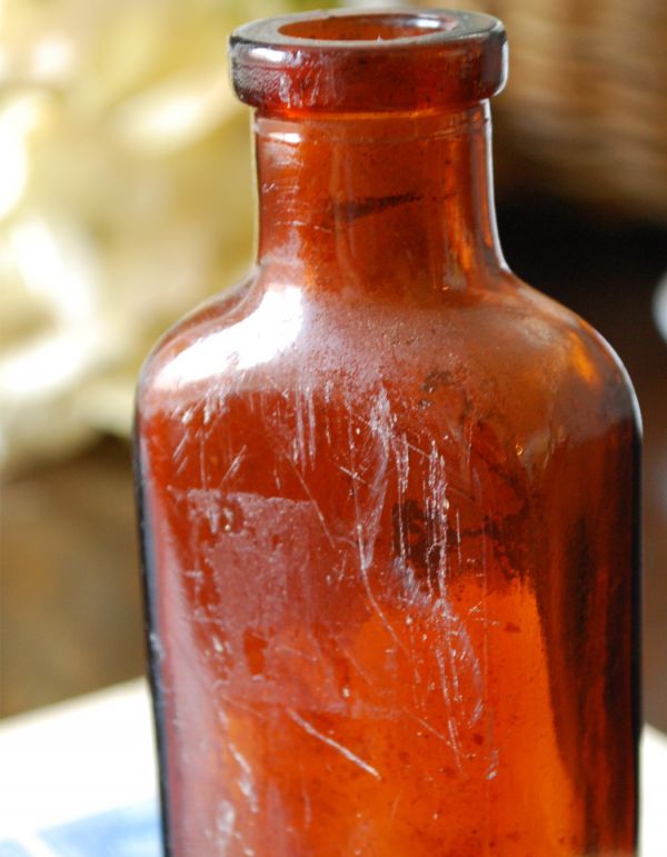 ナチュラルカントリースタイル　アンティーク雑貨　ブラウンカラーのシンプルボトル、アンティークボトル。アンティークのため、多少の欠け・傷がある場合がありますが、使用上問題はありませんので、ご了承下さい。(k-1252-z)