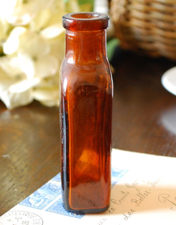 ナチュラルカントリースタイル　アンティーク雑貨　ブラウンカラーのシンプルボトル、アンティークボトル。横から見るとこんな感じです。(k-1252-z)