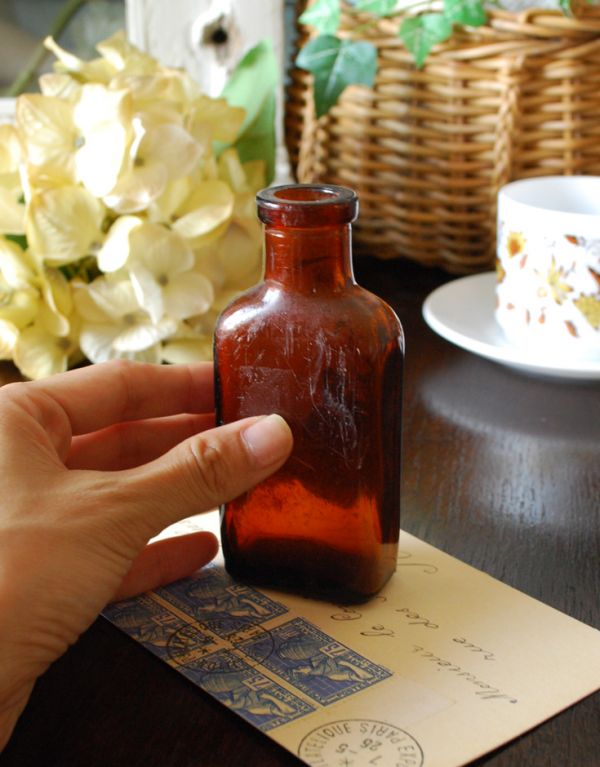 ナチュラルカントリースタイル　アンティーク雑貨　ブラウンカラーのシンプルボトル、アンティークボトル。小さいボトルは1輪挿しにピッタリです。(k-1252-z)