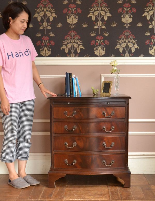 アンティークのチェスト アンティーク家具 クラシックなアンティーク英国家具、トレー付、4段チェスト。高級感があって女性らしい優しいシルエット。(k-1252k-f)