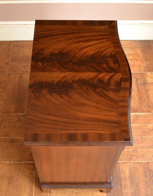 アンティークのチェスト アンティーク家具 クラシックなアンティーク英国家具、トレー付、4段チェスト。天板も木目がキレイです。(k-1252k-f)