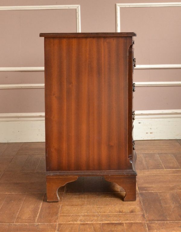 アンティークのチェスト アンティーク家具 クラシックなアンティーク英国家具、トレー付、4段チェスト。サイドから見ても絵になります。(k-1252k-f)