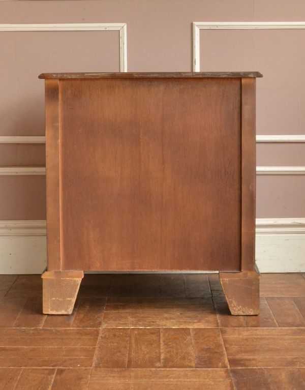 アンティークのチェスト アンティーク家具 クラシックなアンティーク英国家具、トレー付、4段チェスト。しっかりメンテナンスしているので、裏側もキレイです。(k-1252k-f)