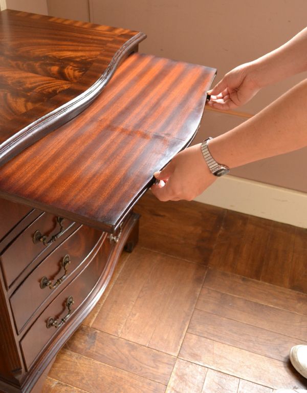 アンティークのチェスト アンティーク家具 クラシックなアンティーク英国家具、トレー付、4段チェスト。実は、トレイが付いています!そばに椅子を置いて、デスクのように使ってもいいですね。(k-1252k-f)