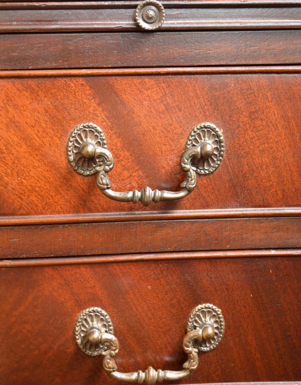 アンティークのチェスト アンティーク家具 クラシックなアンティーク英国家具、トレー付、4段チェスト。ハンドル形のオシャレな取っ手です。(k-1252k-f)