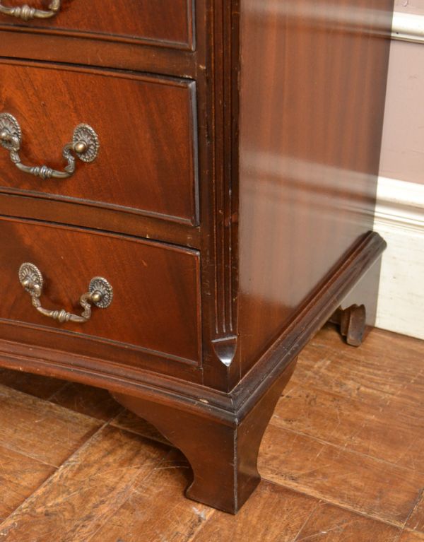 アンティークのチェスト アンティーク家具 クラシックなアンティーク英国家具、トレー付、4段チェスト。彫がキレイな脚です。(k-1252k-f)