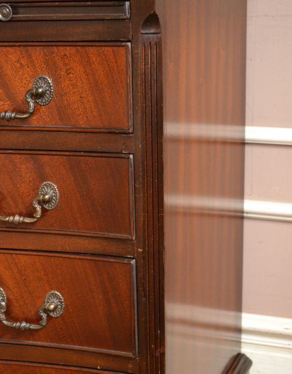 アンティークのチェスト アンティーク家具 クラシックなアンティーク英国家具、トレー付、4段チェスト。サイドにさりげなく入った彫がエレガントです。(k-1252k-f)