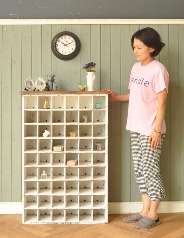 オープンシェルフ・オープンラック　アンティーク家具　ナチュラルなアンティークのペイント家具、オープン棚のシェルフ。ショップの什器のように好きな雑貨を並べると、とっても可愛いですよ。(k-1253k-f)