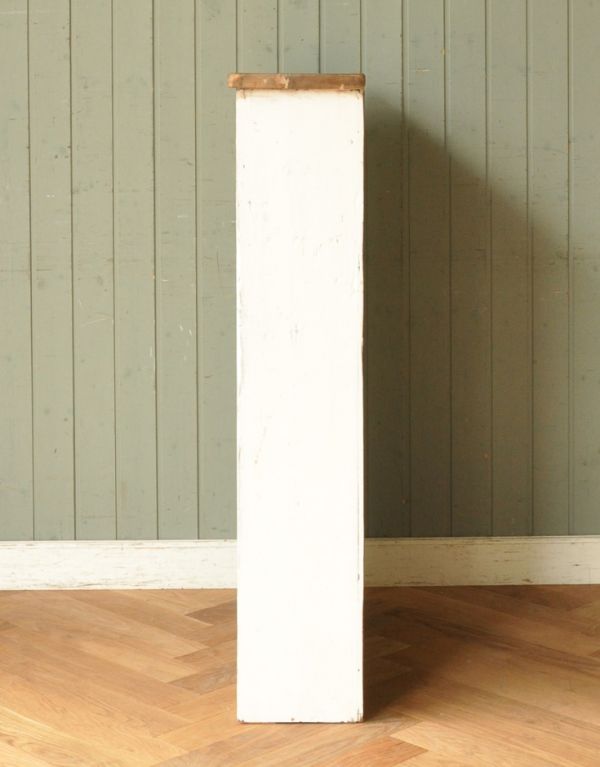 オープンシェルフ・オープンラック　アンティーク家具　ナチュラルなアンティークのペイント家具、オープン棚のシェルフ。横から見てもキレイにペイントされています。(k-1253k-f)