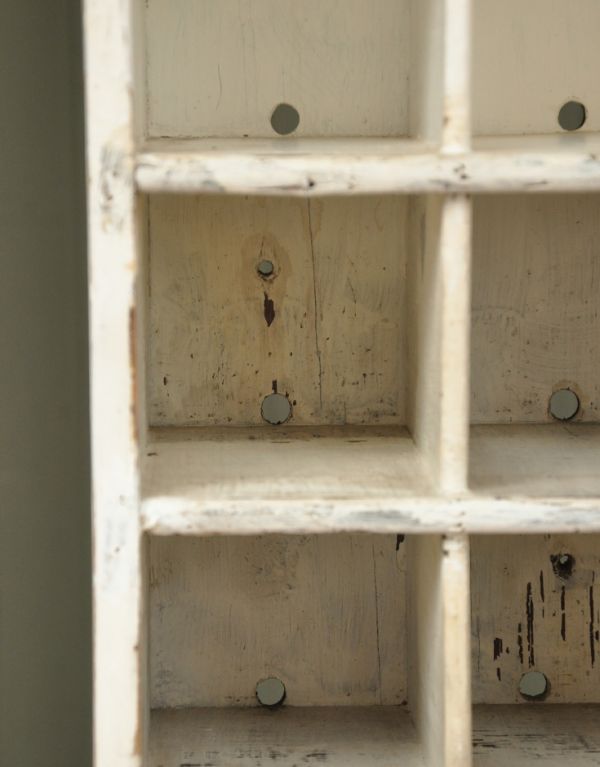 オープンシェルフ・オープンラック　アンティーク家具　ナチュラルなアンティークのペイント家具、オープン棚のシェルフ。１つ１つに穴があります。(k-1253k-f)