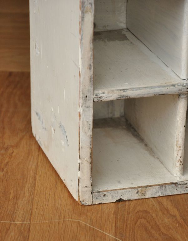 オープンシェルフ・オープンラック　アンティーク家具　ナチュラルなアンティークのペイント家具、オープン棚のシェルフ。安定感のある脚がしっかり支えます。(k-1253k-f)