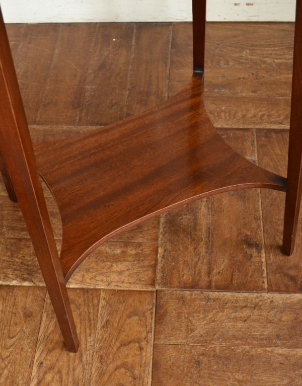 ロイドテーブル　アンティーク家具　アンティークの英国家具、象嵌が施されたオケージョナルテーブル。下にはちょっとした物置があります。(k-1255k-f)