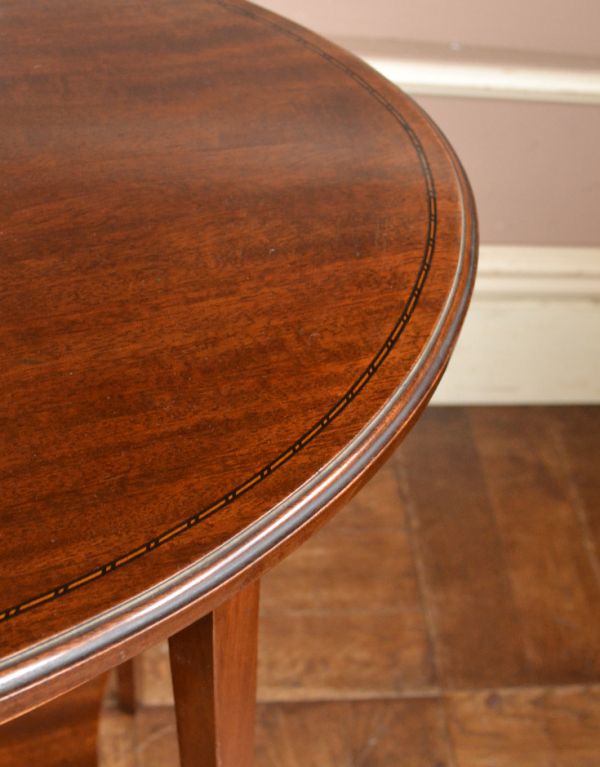 ロイドテーブル　アンティーク家具　アンティークの英国家具、象嵌が施されたオケージョナルテーブル。縁にも繊細な象嵌があります。(k-1255k-f)