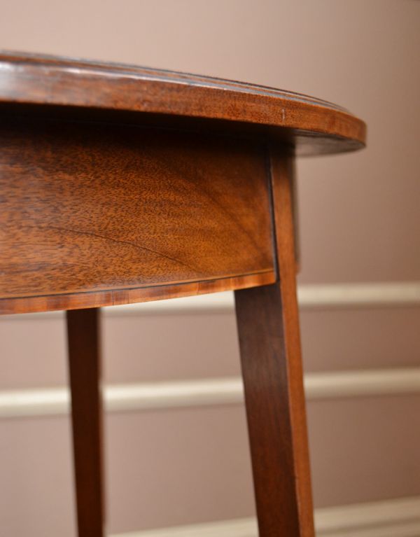 ロイドテーブル　アンティーク家具　アンティークの英国家具、象嵌が施されたオケージョナルテーブル。大人っぽいカラーで落ち着きがあります。(k-1255k-f)