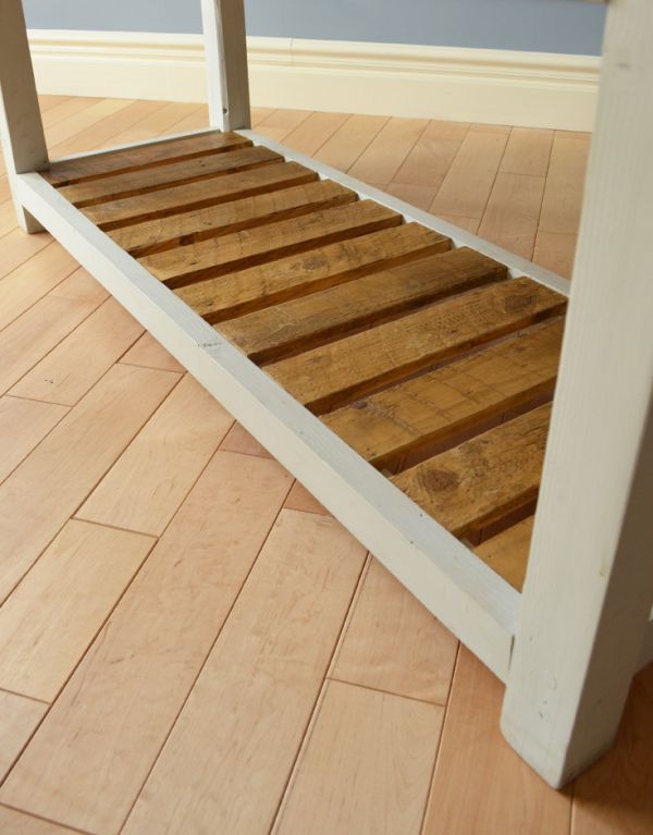 ロイドテーブル　アンティーク家具　引き出しと棚板付きアンティーク家具、イギリスの２トーンコンソールテーブル。天板下にはオープンの棚が付いています。(k-1256k-f)