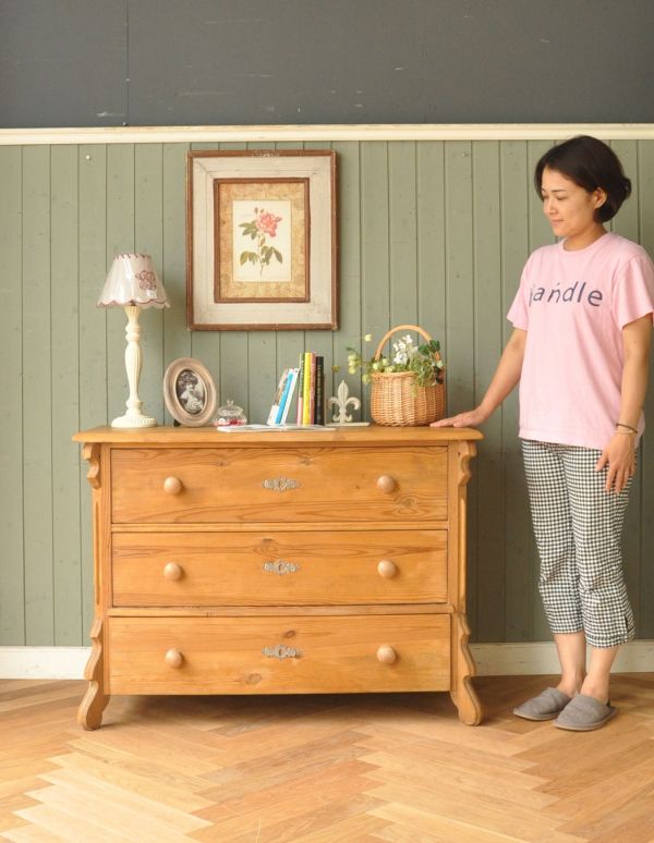 アンティークのチェスト アンティーク家具 パイン材を使ったイギリスのアンティーク家具、可愛いチェスト(3段)。チェストらしいスタンダードなデザインがとっても可愛い。(k-1257k-f)