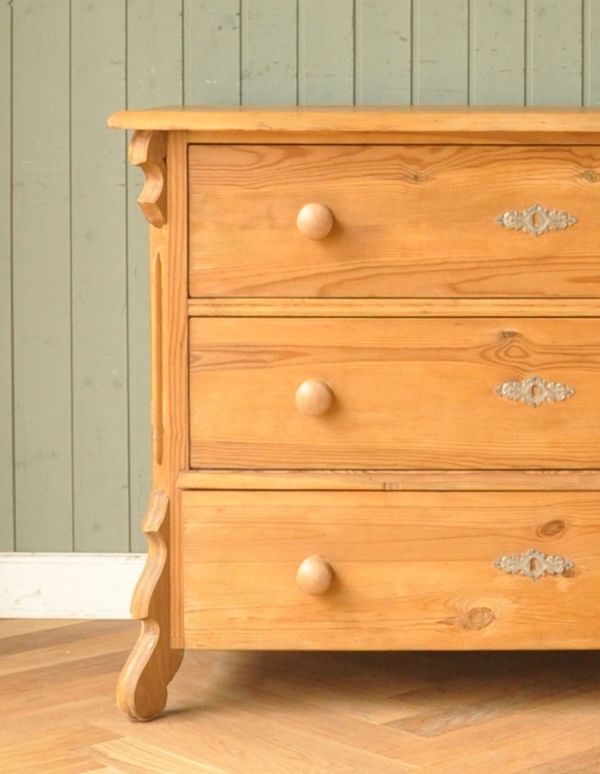 アンティークのチェスト アンティーク家具 パイン材を使ったイギリスのアンティーク家具、可愛いチェスト(3段)。オールドパインならではの木の温もりは、触れるたびにほっこりとします。(k-1257k-f)