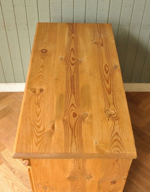 アンティークのチェスト アンティーク家具 パイン材を使ったイギリスのアンティーク家具、可愛いチェスト(3段)。天板もキレイな状態です。(k-1257k-f)