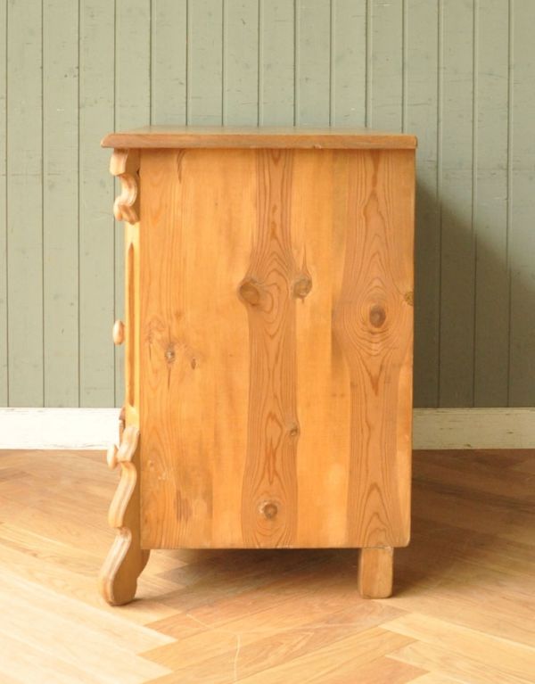アンティークのチェスト アンティーク家具 パイン材を使ったイギリスのアンティーク家具、可愛いチェスト(3段)。サイドから見るとスッキリシンプル。(k-1257k-f)