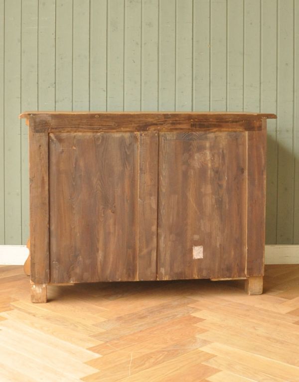 アンティークのチェスト アンティーク家具 パイン材を使ったイギリスのアンティーク家具、可愛いチェスト(3段)。裏側もキチンと仕上げているので、キレイな状態です。(k-1257k-f)